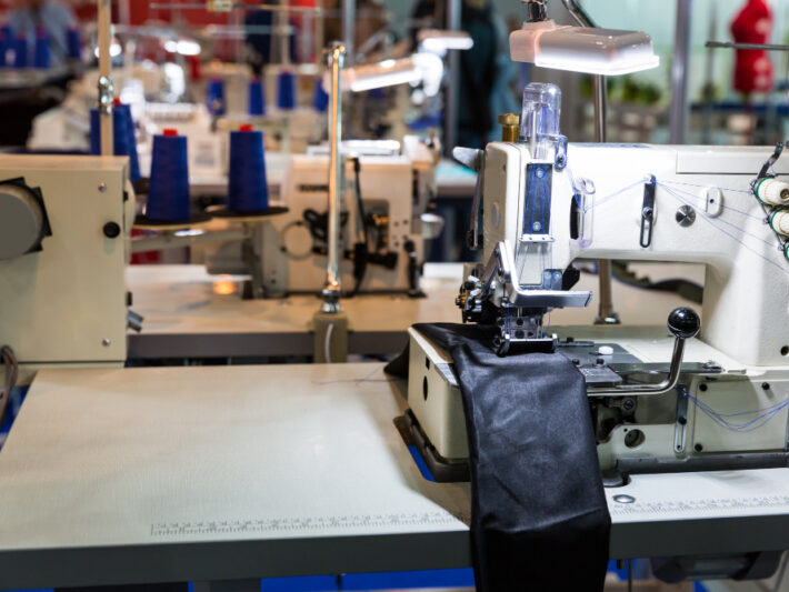 Maszyny do szycia tapicerki – jakie modele sprawdzą się w warsztacie?