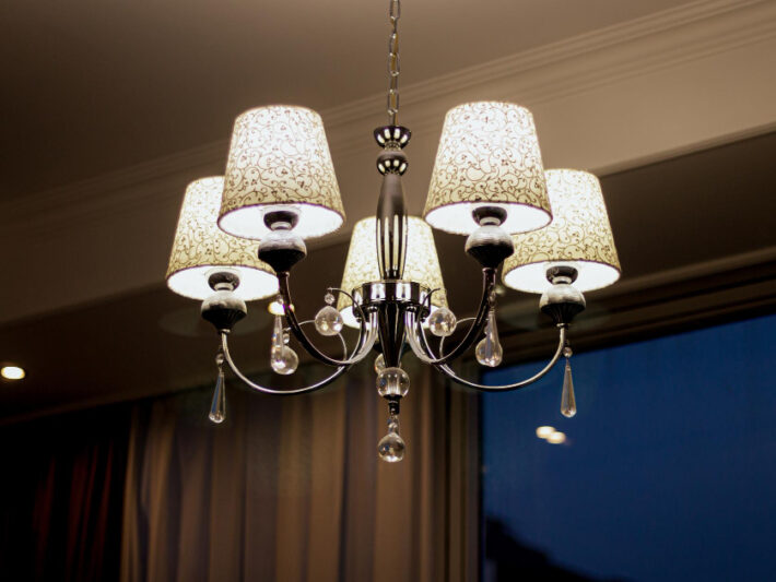 Jak dobrać oświetlenie do stylu wnętrza? Kluczowe elementy harmonijnego salonu