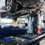 Jak można wykorzystać karton klapowy w codziennym i biznesowym zastosowaniu?