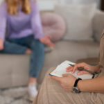 Jak można wykorzystać karton klapowy w codziennym i biznesowym zastosowaniu?