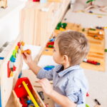 Zalety hokerów welurowych – elegancja i komfort w nowoczesnym wydaniu