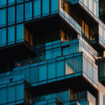 Zalety hokerów welurowych – elegancja i komfort w nowoczesnym wydaniu