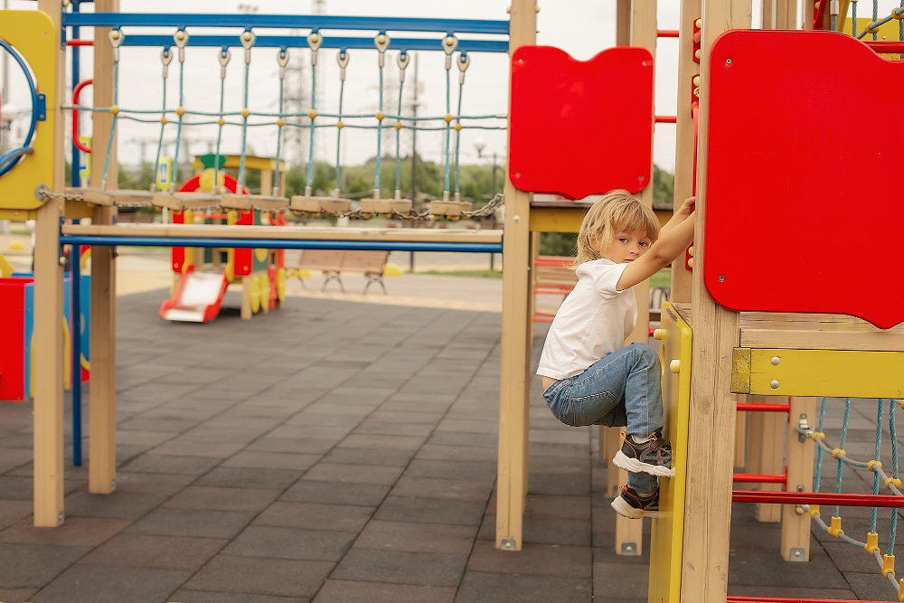 Jak wybrać producenta placów zabaw, który zapewni bezpieczeństwo dzieci i trwałość konstrukcji