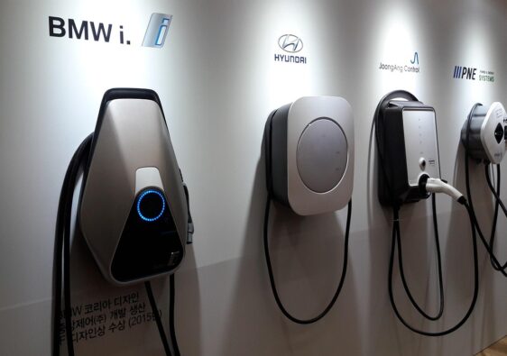 Ładowarki do samochodów elektrycznych różnych marek
